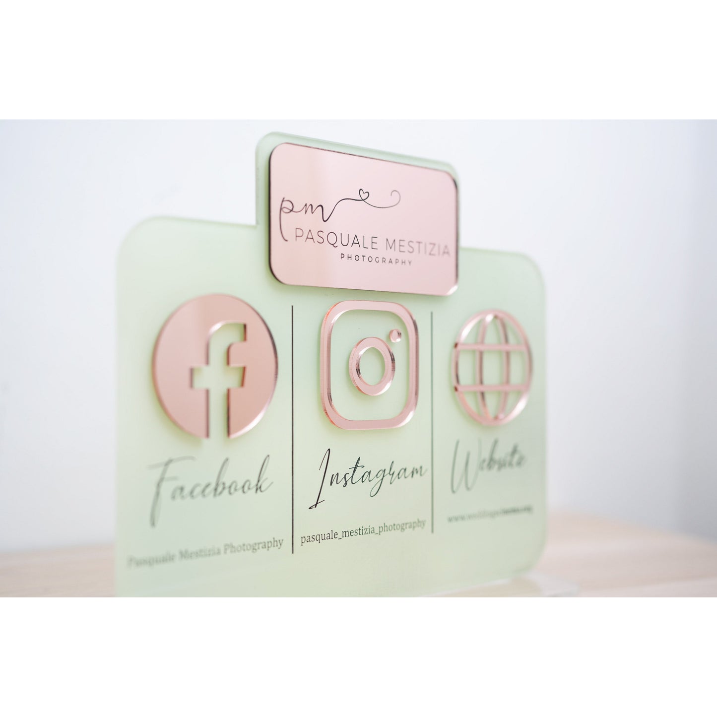 Personalisierte Plakette mit Social Media und Logo