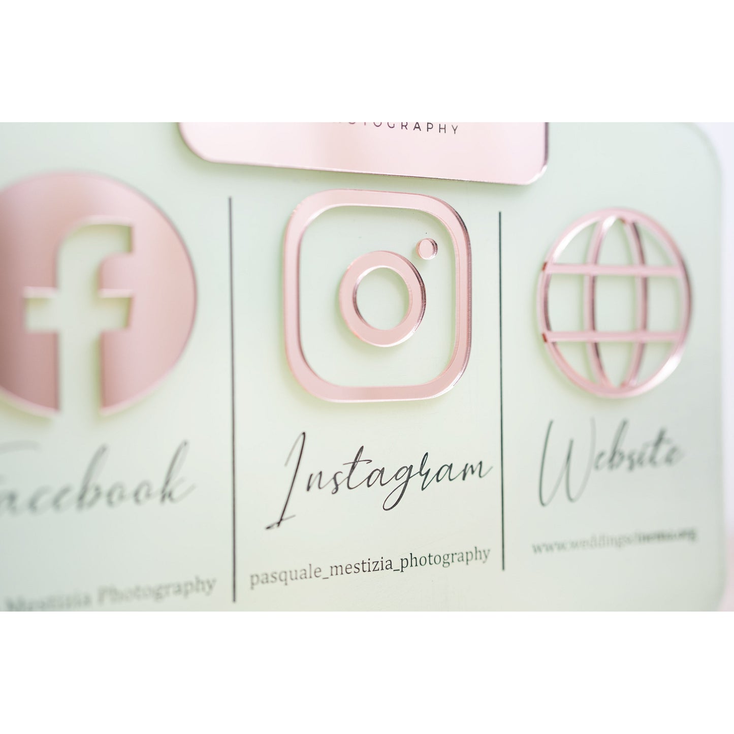 Personalisierte Plakette mit Social Media und Logo