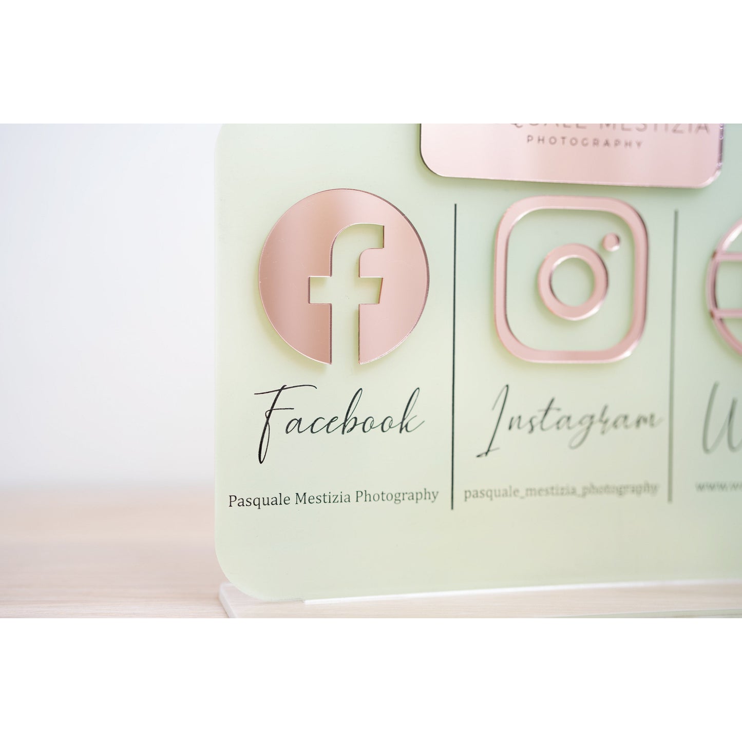 Personalisierte Plakette mit Social Media und Logo