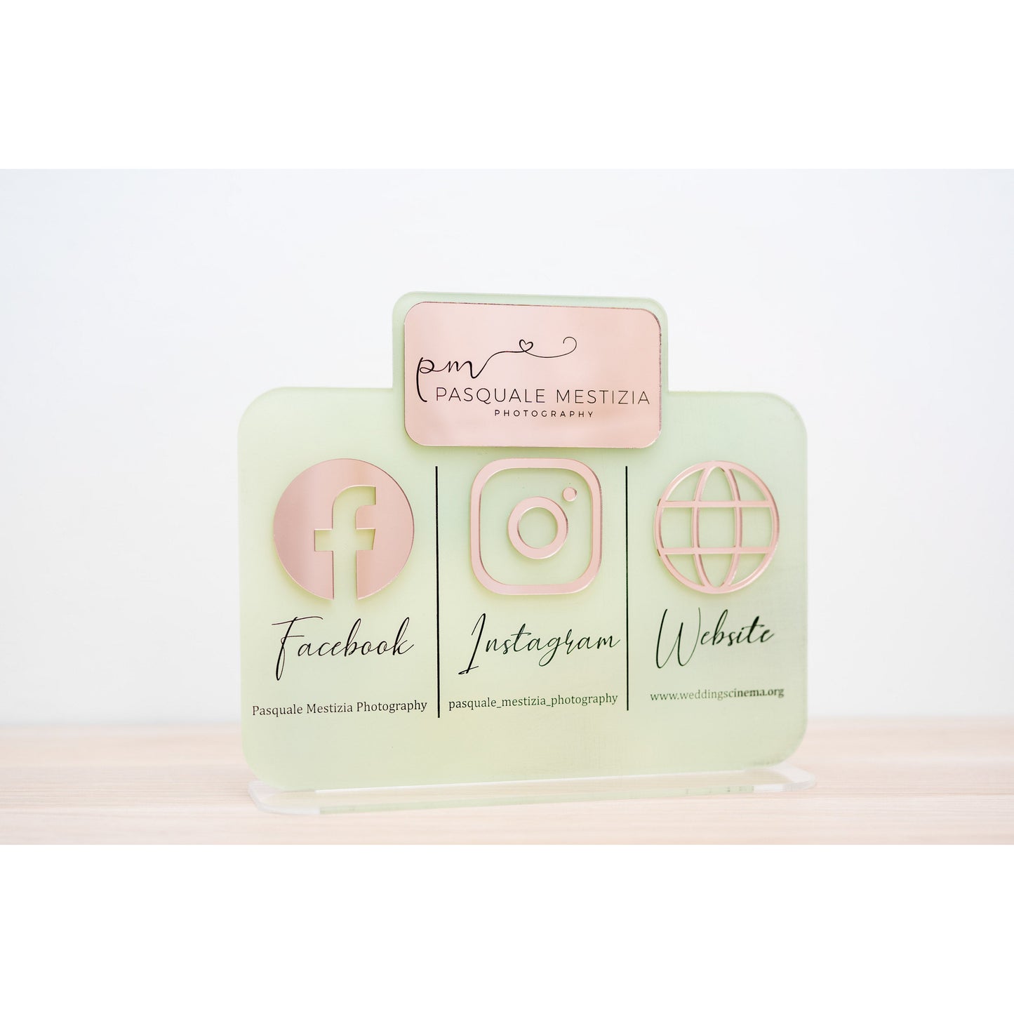 Personalisierte Plakette mit Social Media und Logo